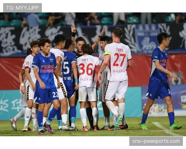 争议瞬间：VAR介入判定点球，比赛中断五分钟