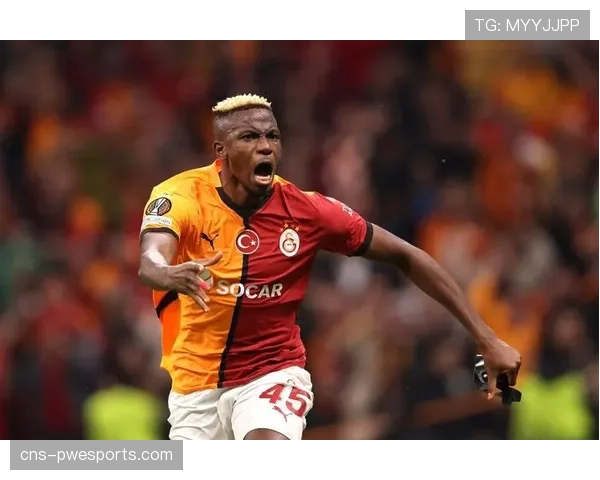 特写:奥斯梅恩进球后展示印有患病儿童名字的T恤