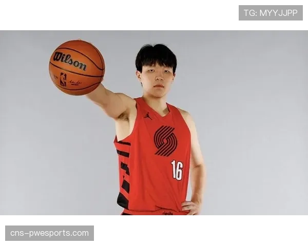 杨瀚森踏上首次季后赛之旅，笑容满面随开拓者登机